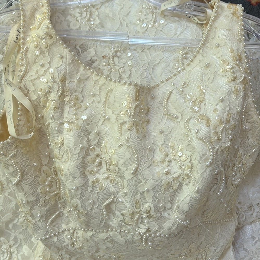 Elegant Cream Lace and pearl Gown - Picture 5 of 6